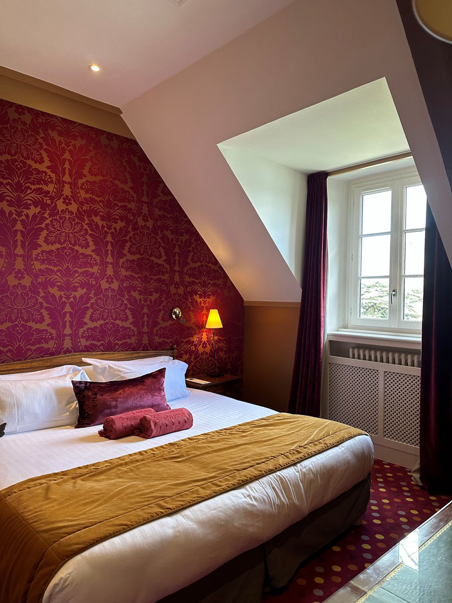 Chambre du Domaine de la Bretesche avant l'intervention d'ID Plume, 2