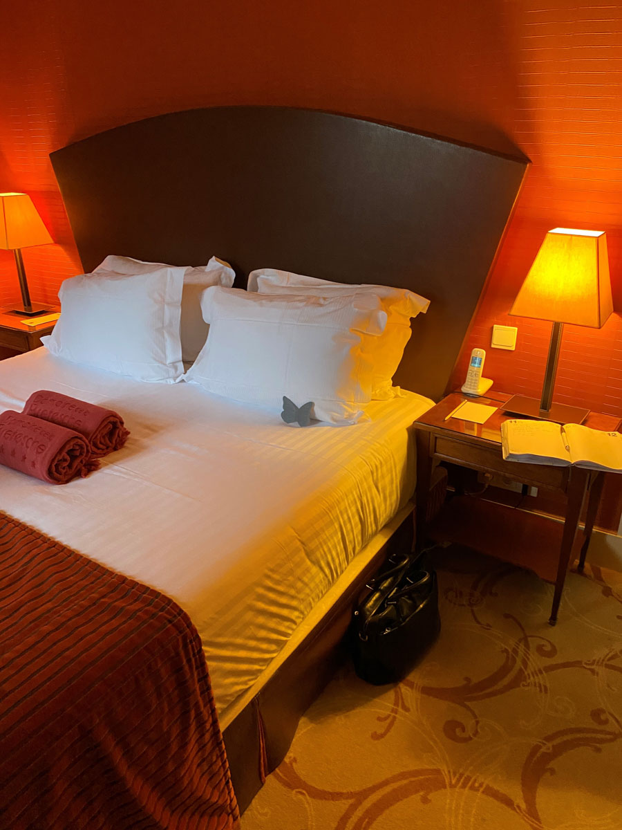 Chambre du Domaine de la Bretesche avant l'intervention d'ID Plume, 8